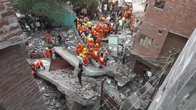 दिल्ली के सीमापुरी में भरभराकर गिरा 5 मंजिला मकान, मौतों का आंकड़ा बढ़ा; मलबे में दबे लोगों की तलाश जारी