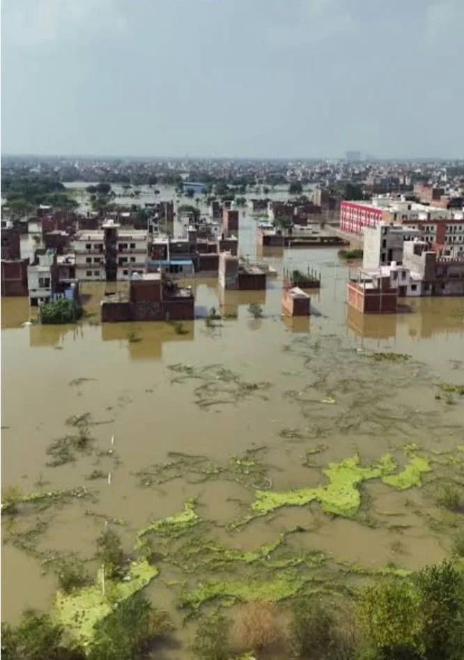 लखनऊ में गोमती का रौद्र रूप, घरों से लेकर मंदिरों तक घुसा पानी; रिवरफ्रंट की ‘फूड वैली’ बंद