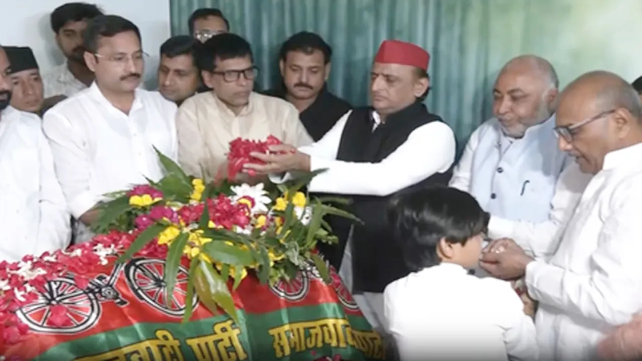 Ram Govind Chaudhary: अखिलेश यादव ने रामगोविंद चौधरी को दी अंतिम श्रद्धांजलि, बोले- समाजवादी आंदोलन को बड़ी क्षति