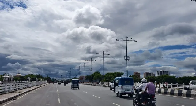 UP Weather: विदाई से पहले मानसून का पलटवार, लखनऊ समेत 35 जिलों में भारी बारिश का अलर्ट